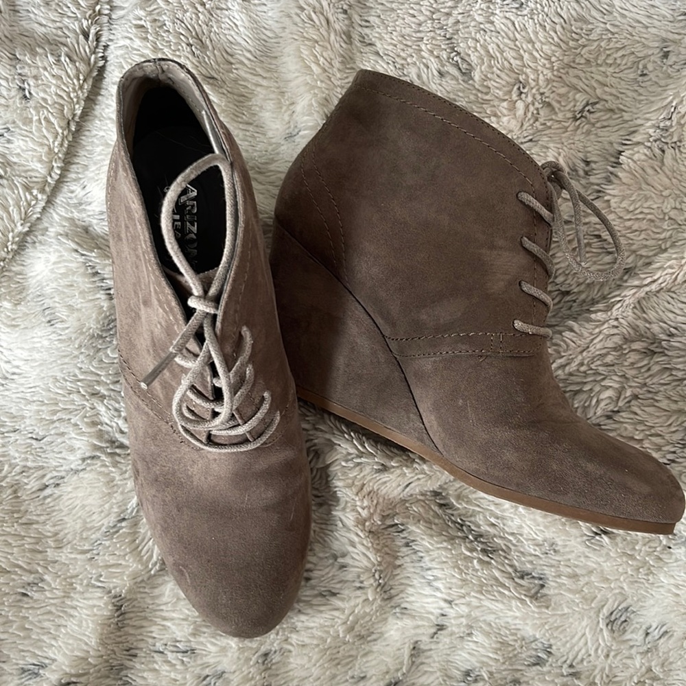 Heeled brown boots